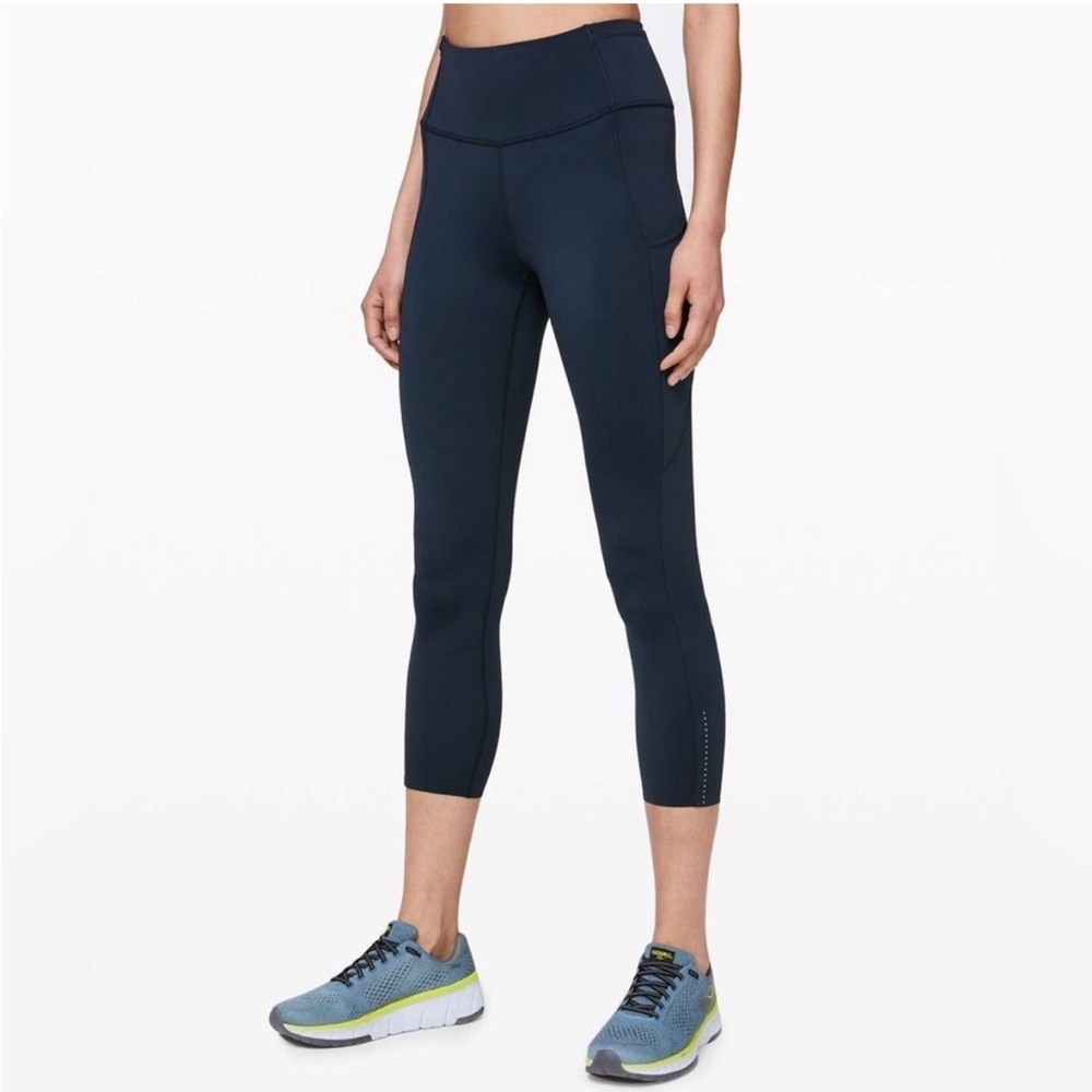 Lululemon Fast and Free Crop Tights 23” in True Navy Blue, Women’s size 2